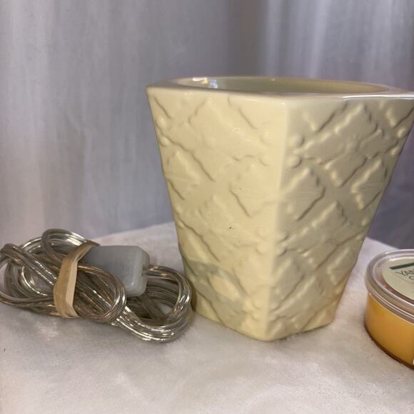Yankee Candle Scenterpiece Easy Melt Cup Warmer Electric Wax Melter & Two Waxes - Picture 2 of 8